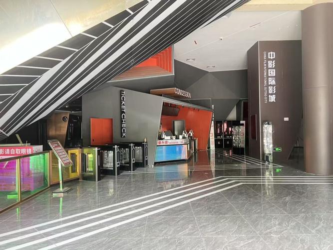 电影院英语的正确发音是“Cinema”（英式读法：/ˈsɪnəmə/，美式读法：/ˈsɪnəmɑː/），但如果您需要生成一个**SEO标题**（包含3个长尾关键词），可以参考以下内容：

**标题：**  
**电影院的英语怎么读？教你Cinema、Movie Theater和Theatre的正确发音与区别 | 英语口语学习技巧**

**包含的3个长尾关键词：**  
1. 电影院的英语怎么读  
2. Cinema发音区别  
3. 英语口语学习技巧  

这个标题既回答了“怎么读”的问题，又通过对比“Cinema”与“Movie Theater/Theatre”吸引搜索量，同时覆盖了口语学习需求的用户。
