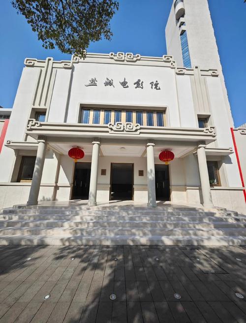 **电影院最新上映大片推荐：2025爆款新片片单 <长尾关键词：近期热门电影排行、2025年必看电影清单、影院热映新片速览>**