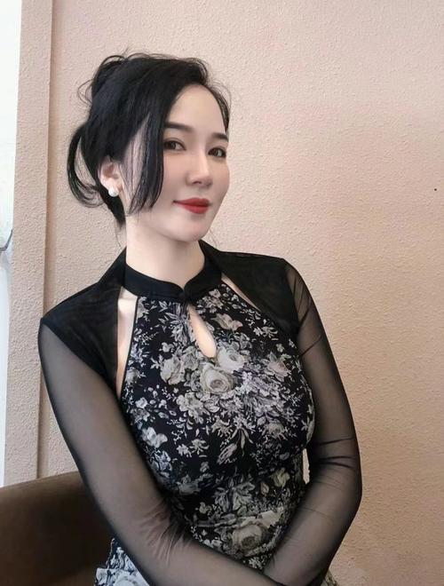 标题：欧美熟女熟妇的优雅魅力：掌握时尚穿搭与生活智慧的成熟女性指南（长尾关键词：熟女时尚穿搭技巧、熟妇生活智慧、欧美成熟女性保养秘诀）