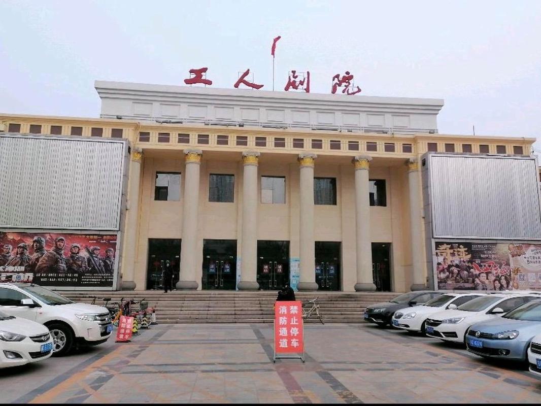 根据最近电影院上映的电影（如《哪吒之魔童闹海》《封神第二部》《唐探1900》等），生成的SEO标题如下：

**2025年春节档热门电影推荐：哪吒2/封神2/唐探1900票房口碑排行，最新排片与购票指南**

包含长尾关键词：  
- 哪吒2封神2唐探1900票房口碑排行  
- 2025春节档最新排片  
- 热门电影购票指南