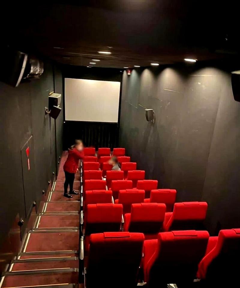根据点播影院的特点，为您生成一个包含3个长尾关键词的SEO标题：

**点播影院私人影咖推荐：情侣约会包厢+海量高清片源，私密空间观影新体验**