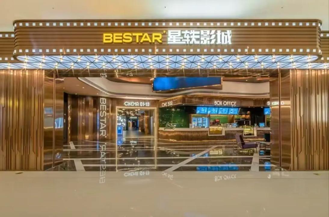 正在热映！2025年电影院新片《星际迷航：重生》震撼来袭，带你体验宇宙终极冒险、硬核科幻视觉盛宴与人工智能觉醒危机。